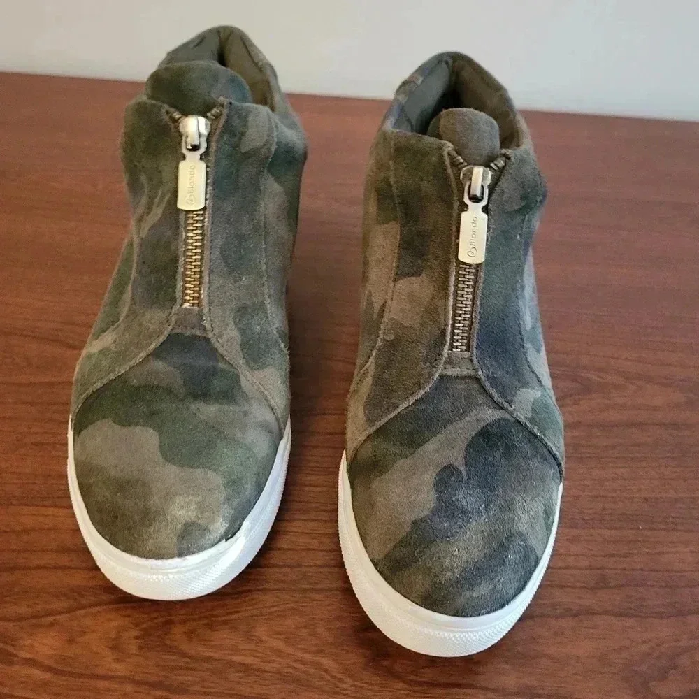 BLONDO Glenda Camo Green Waterproof Hidden Wedge Zip Sneakers(8)